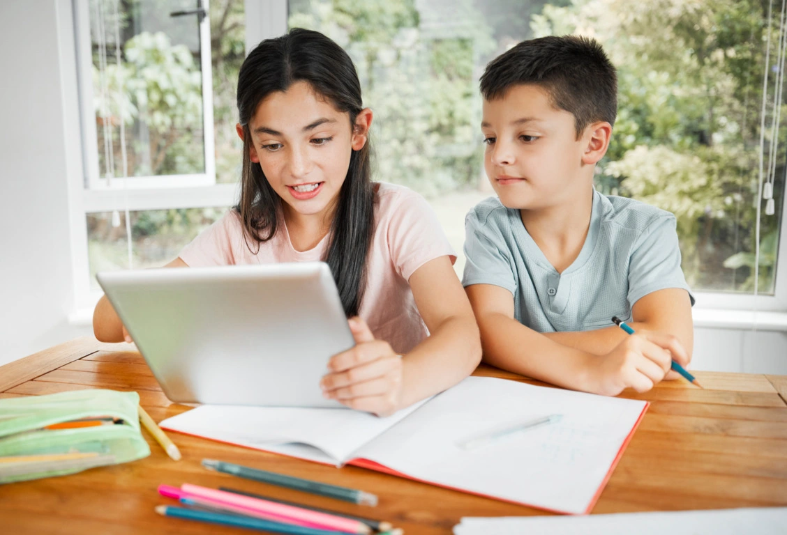 Брат сестра китай. Kids studying.